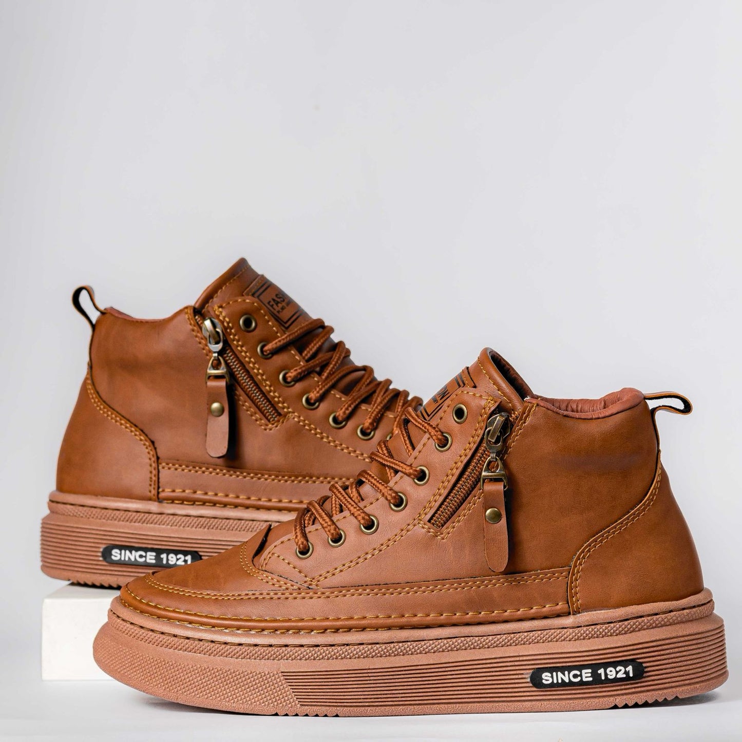 RAVEN: BOTAS TRIPLE COSTURA QUE DOMINAN LA CIUDAD